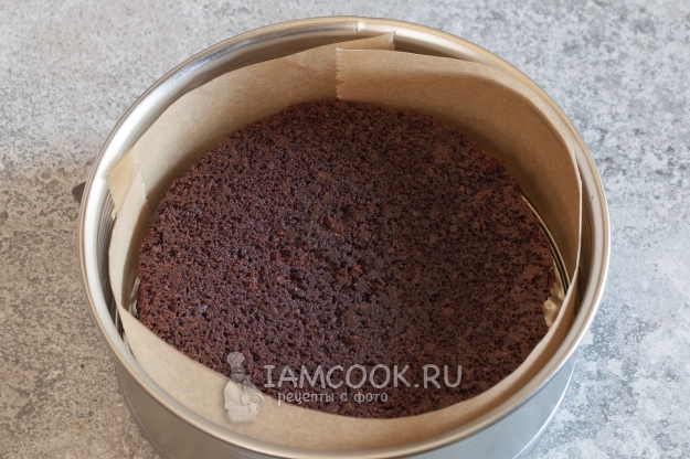 Положить корж в форму