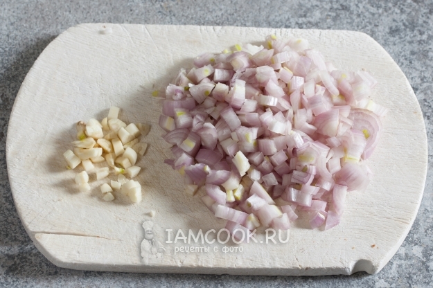 Порезать лук и чеснок