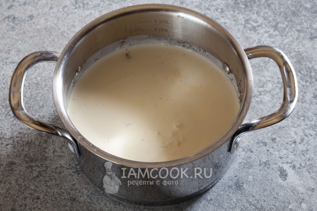 Нагреть сливки с ванилью