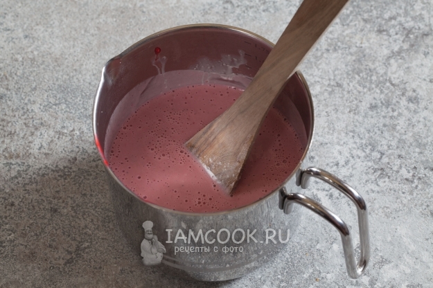 Соединить сливки с малиновым пюре