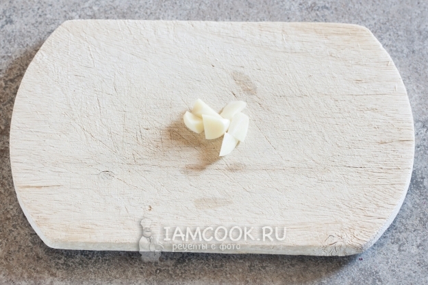 Порезать чеснок