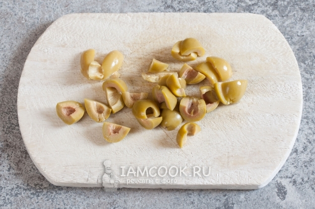 Порезать оливки