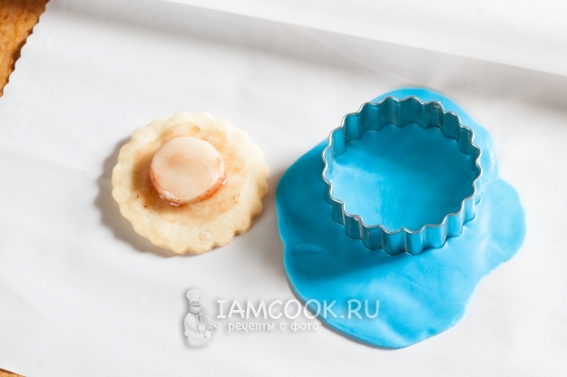 Вырезать из мастики заготовку