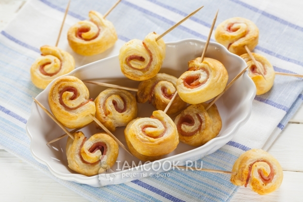 Рецепт рулетиков из слоеного теста с ветчиной