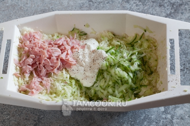 Добавить сметану, ветчину, соль и перец