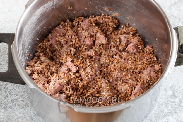 Смешать тушенку с гречкой