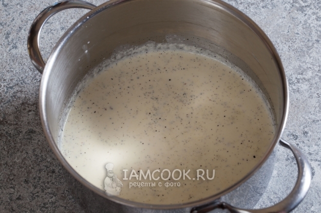 Положить семена ванили в сливки