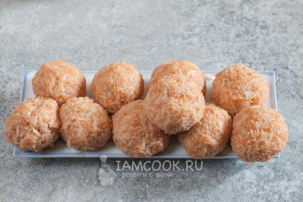 Скатать из фарша шарики