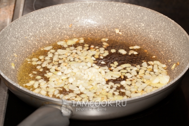 Положить чеснок