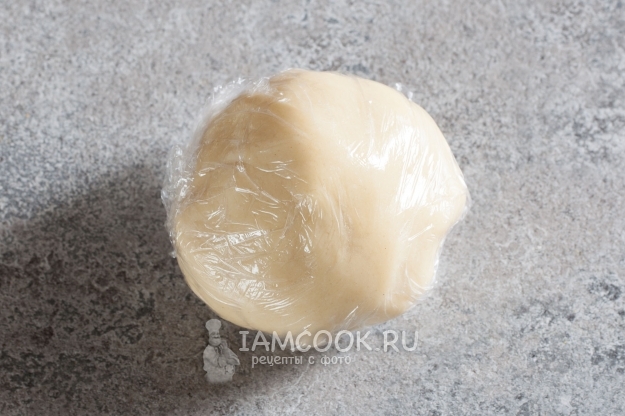 Положить тесто в пленку