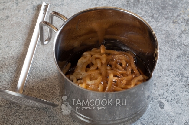 Пожарить полоски теста