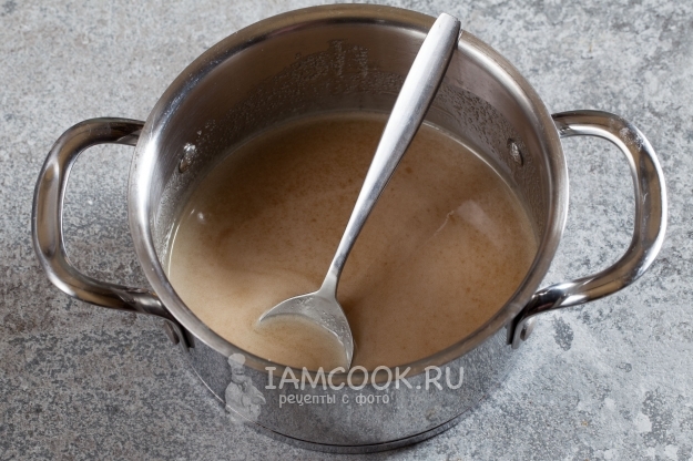 Нагреть мед с маслом и сахаром