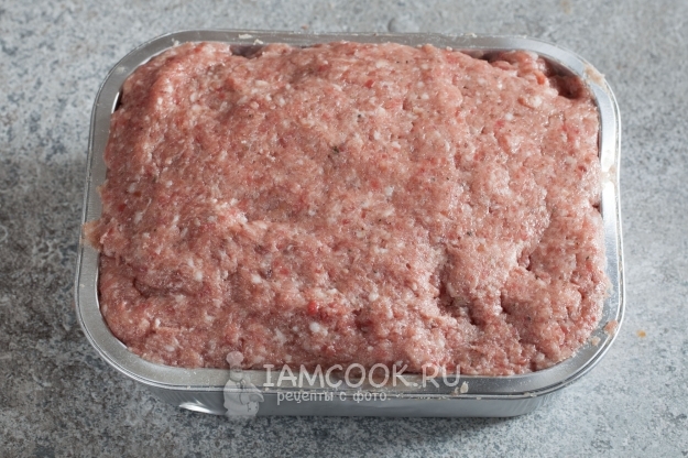 Положить фарш в форму