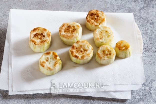 Положить огурцы на бумажное полотенце