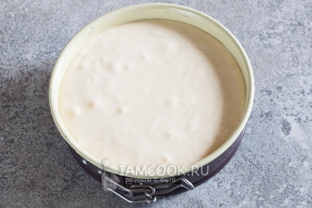 Перелить тесто в форму