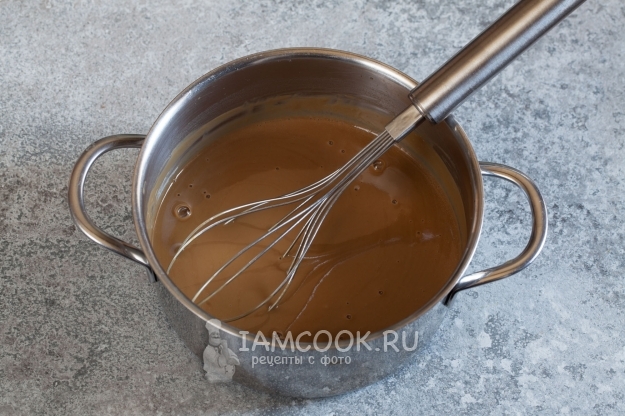 Соединить кофе и желток со сливками