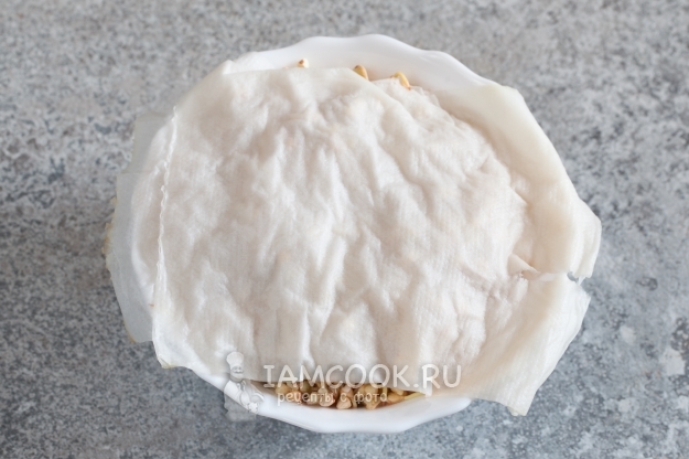 Положить на гречку мокрую бумагу