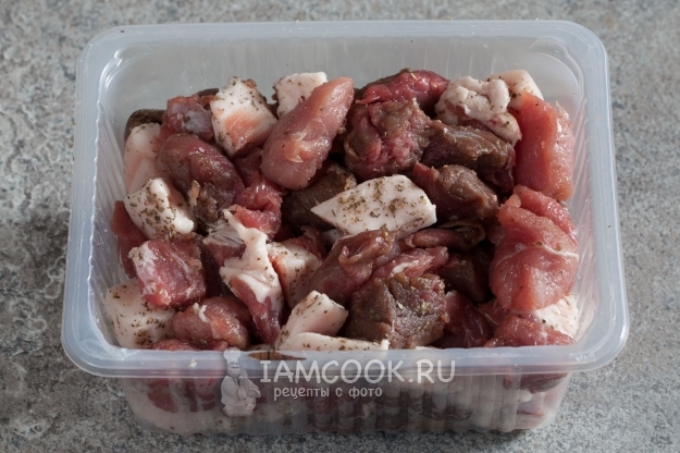 Посыпать мясо специями