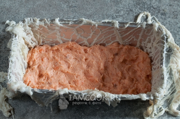 Выложить фарш в форму