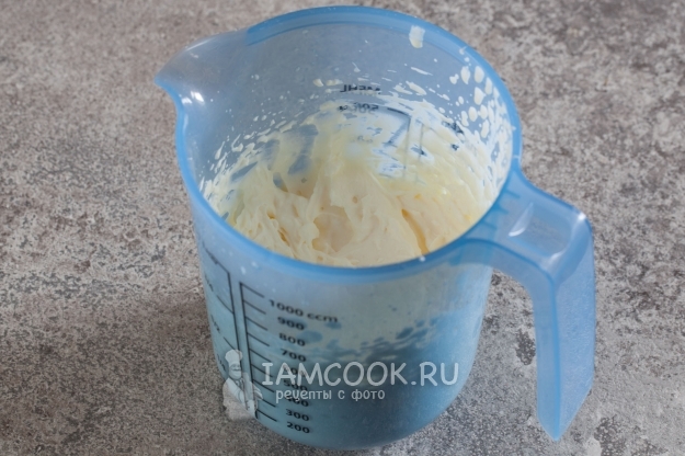 Взбить сливки с сахарной пудрой