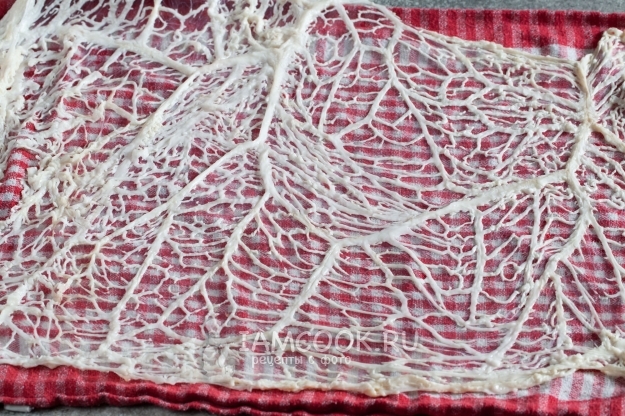 Выложить сальник на полотенце