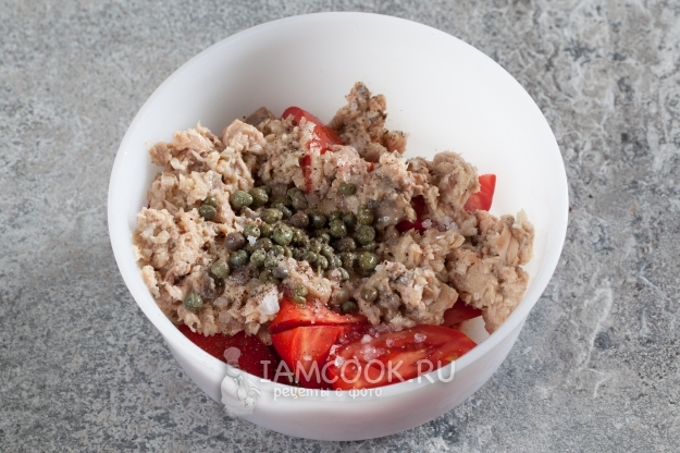 Соединить рыбу, каперсы и помидоры