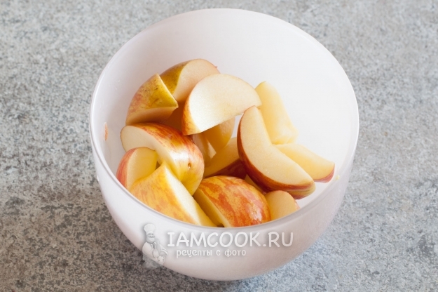 Положить яблоки в заправку