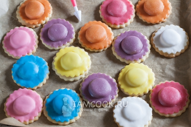 Положить заготовку из мастики на печенье