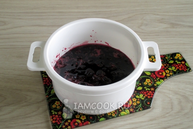 Фото варенья из замороженной вишни на сковороде