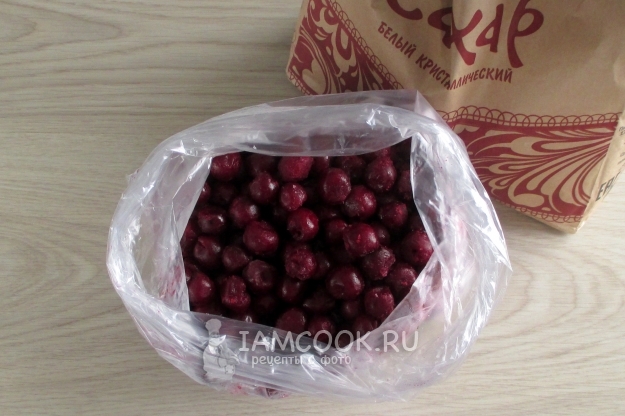 Ингредиенты для варенья из замороженной вишни на сковороде