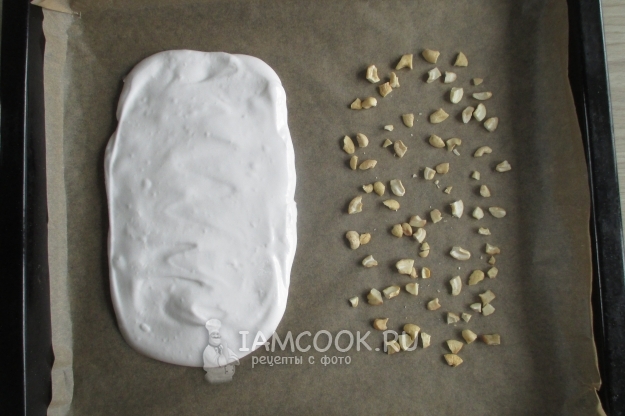 Выложить на пергамент взбитые белки