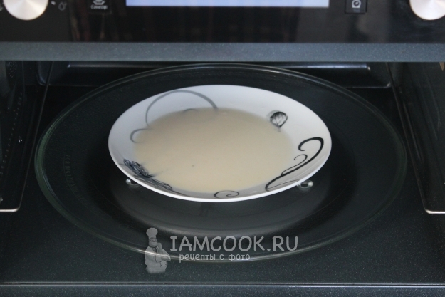 Налить на тарелку тесто