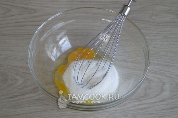 Соединить яйцо с сахаром
