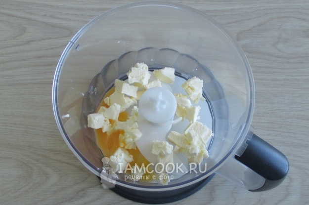 Соединить масло и желток