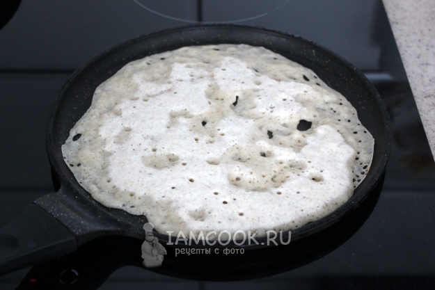 Налить тесто на сковороду