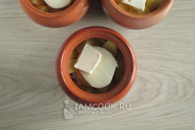 Положить масло