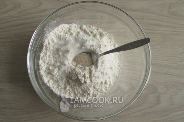 Соединить муку, сахар и дрожжи
