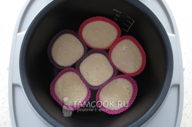 Перелить тесто в формочки