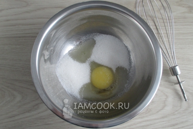 Соединить яйца и сахар