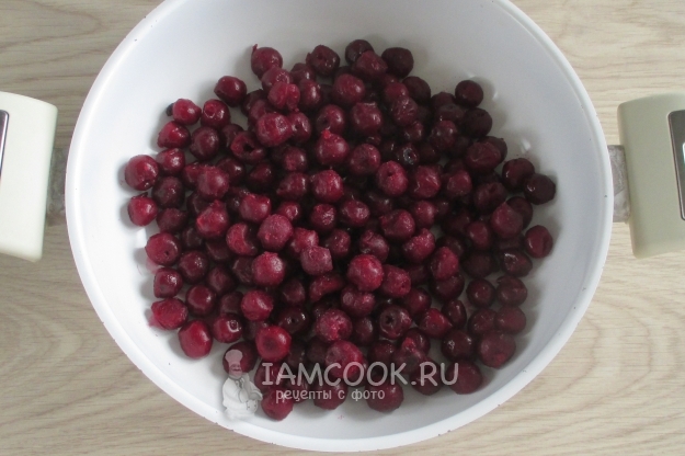 Положить вишню на сковороду