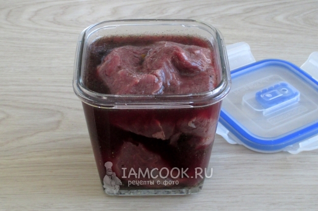 Положить мясо в маринад