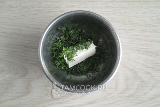 Соединить масло и зелень