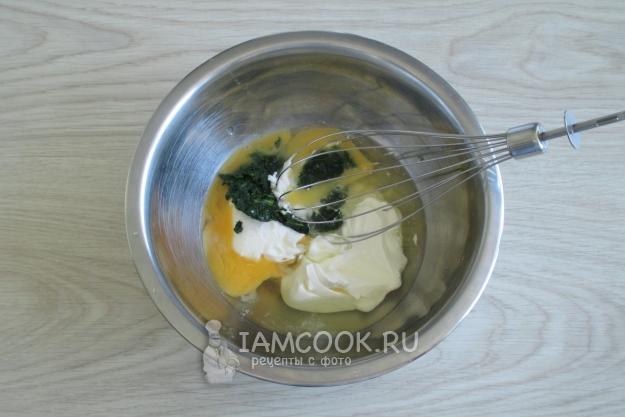 Положить сметану и яйцо