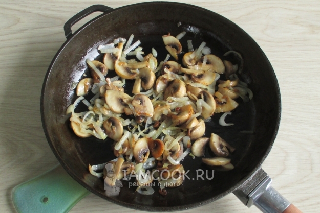 Обжарить грибы с луком