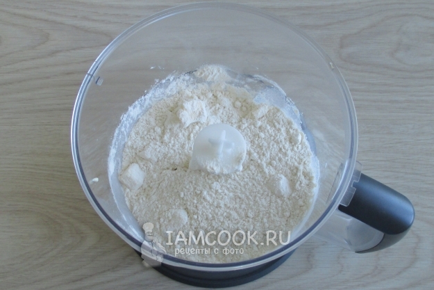 Соединить коньяк и муку