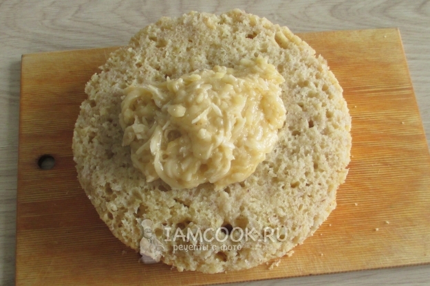 Положить второй корж и крем