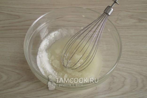 Соединить масло с сахаром