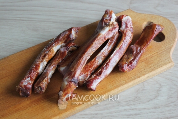 Порезать копченые ребрышки