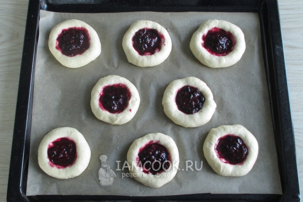 Положить на тесто начинку