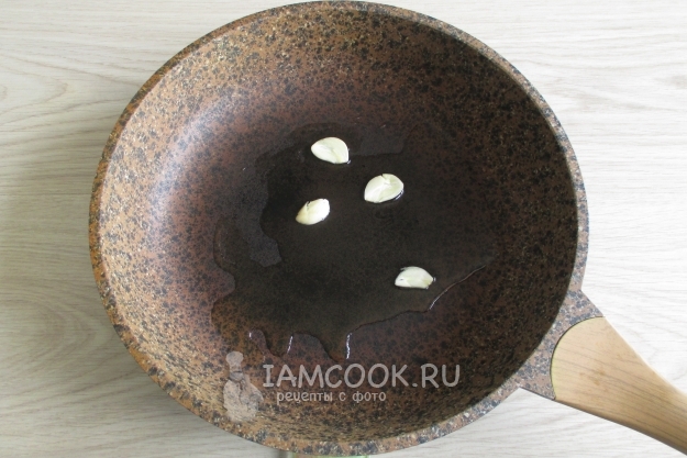 Обжарить чеснок